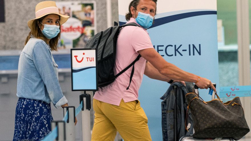 En la foto, viajeros con sus maletas accediendo al mostrador de TUI en el aeropuerto de Palma de Mallorca. EFE/CATI CLADERA/Archivo