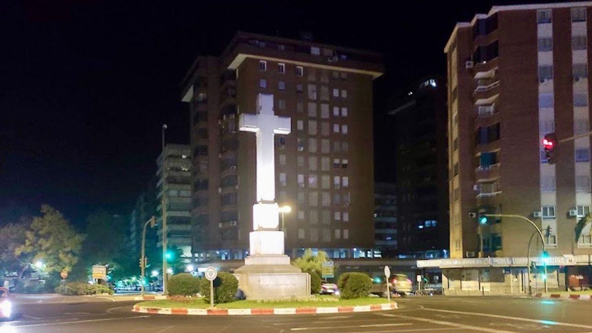La memoria histórica planta cara en Cáceres al blindaje de PP y Vox a la Cruz de los Caídos
