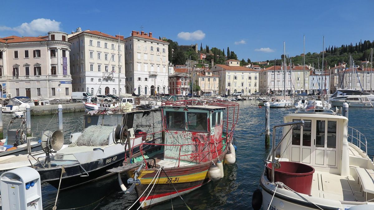 El Puerto de Piran es otro de los espacios monumentales de la pequeña ciudad.