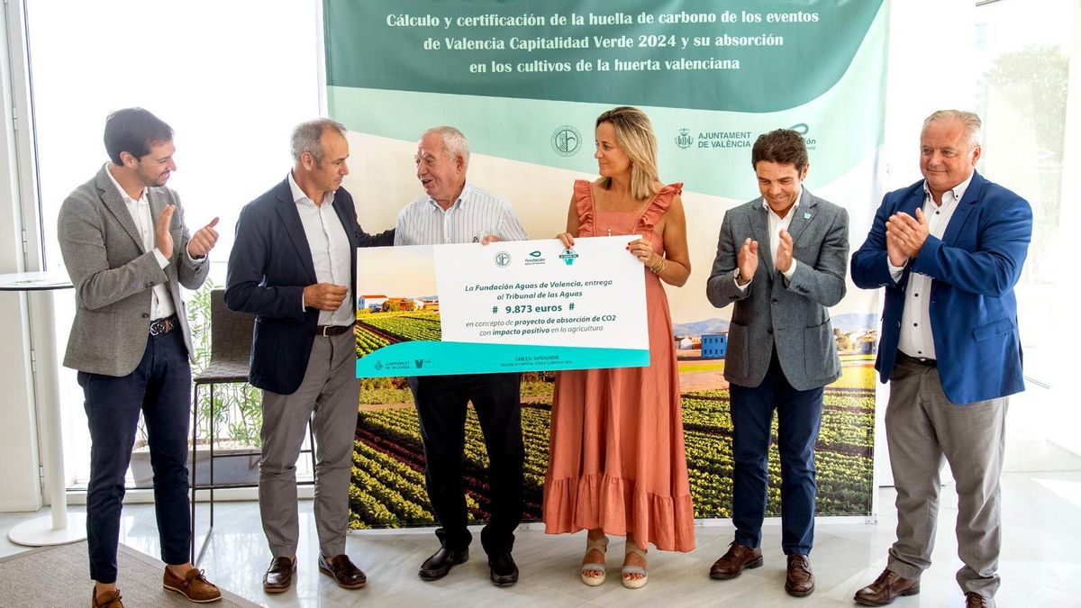 Entrega del cheque de captura de CO2 al Tribunal de las Aguas.