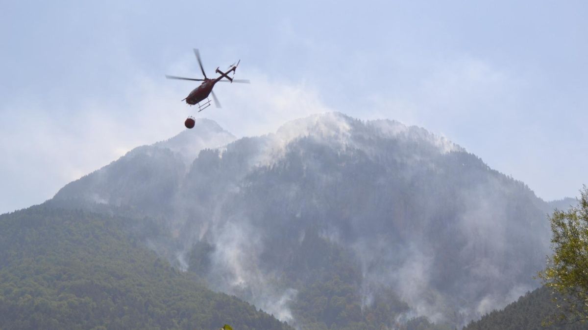 Helicópteros trabajando en el incendio de Plan