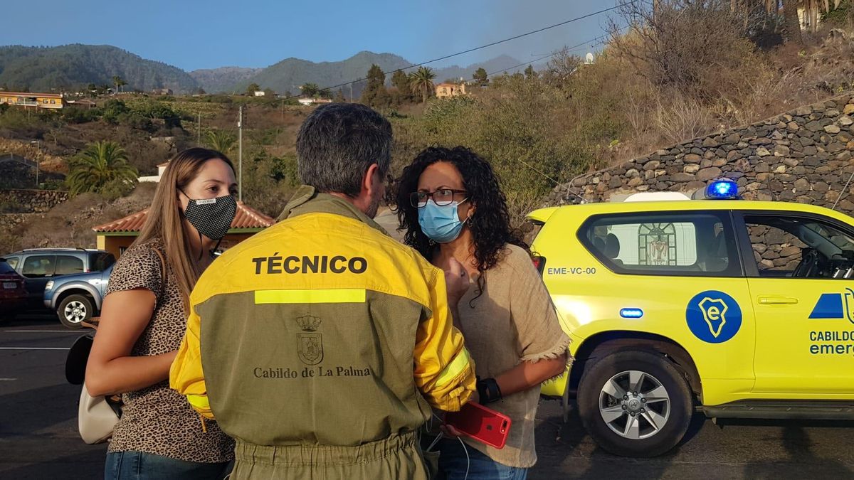 Las consejeras de Seguridad y Emergencias  y Medio Ambiente del Cabildo,  Nieves Rosa Arroyo y María Rodríguez, respectivamente, con un técnico de Medio Ambiente.