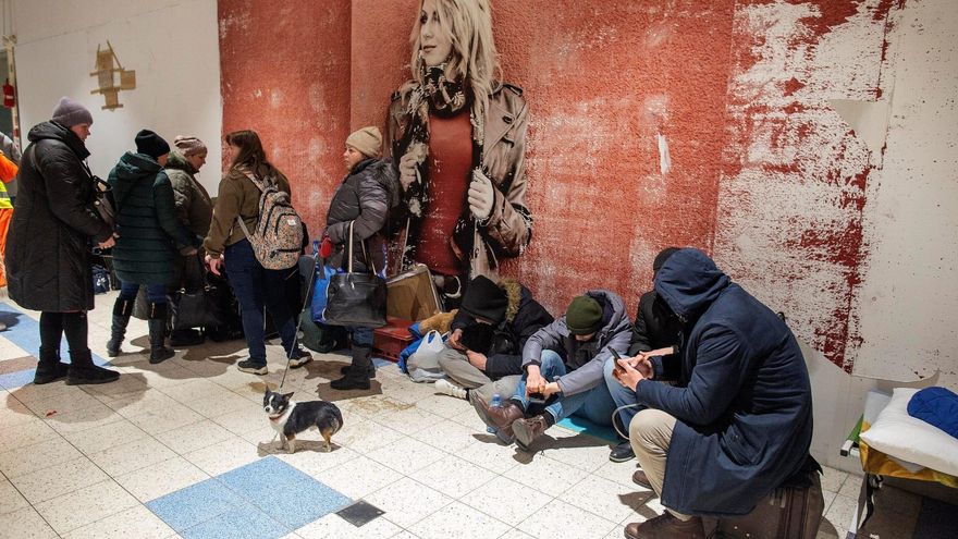 Refugiados ucranianos esperando a salir de Ucrania.