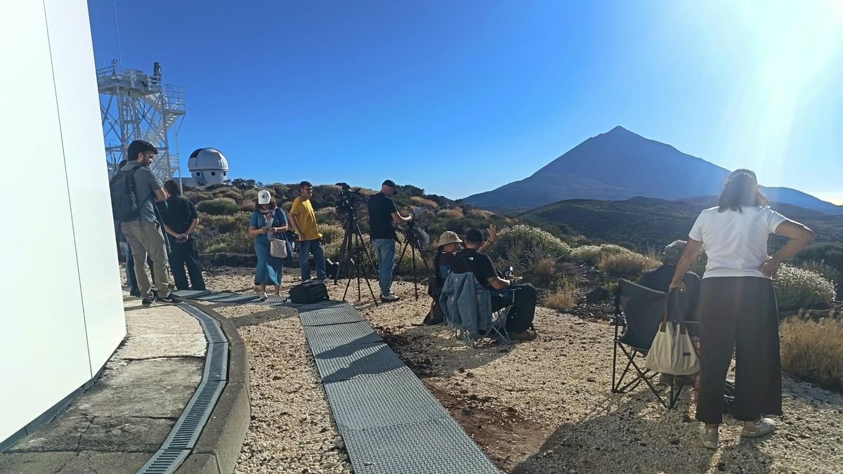 Un eclipse entre telescopios, mesas de camping, nociones de expertos y el Teide de mudo pero implacable testigo