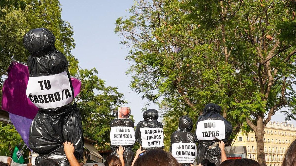 Los manifestantes han cargado con sus carteles contra casos concretos.