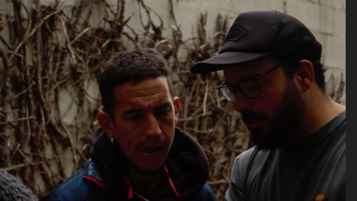 Alberto Peláez (derecha), director del cortometraje 'Manos Negras', en un momento del rodaje. 