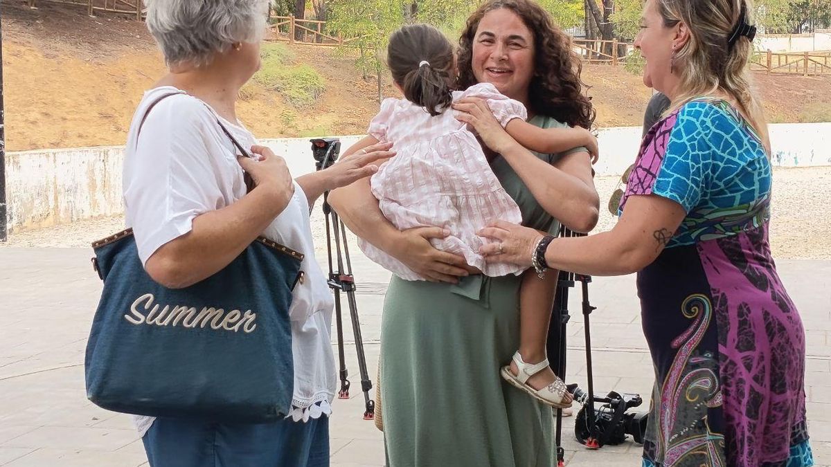 Familias de acogida y adopción con una de las menores que han cuidado