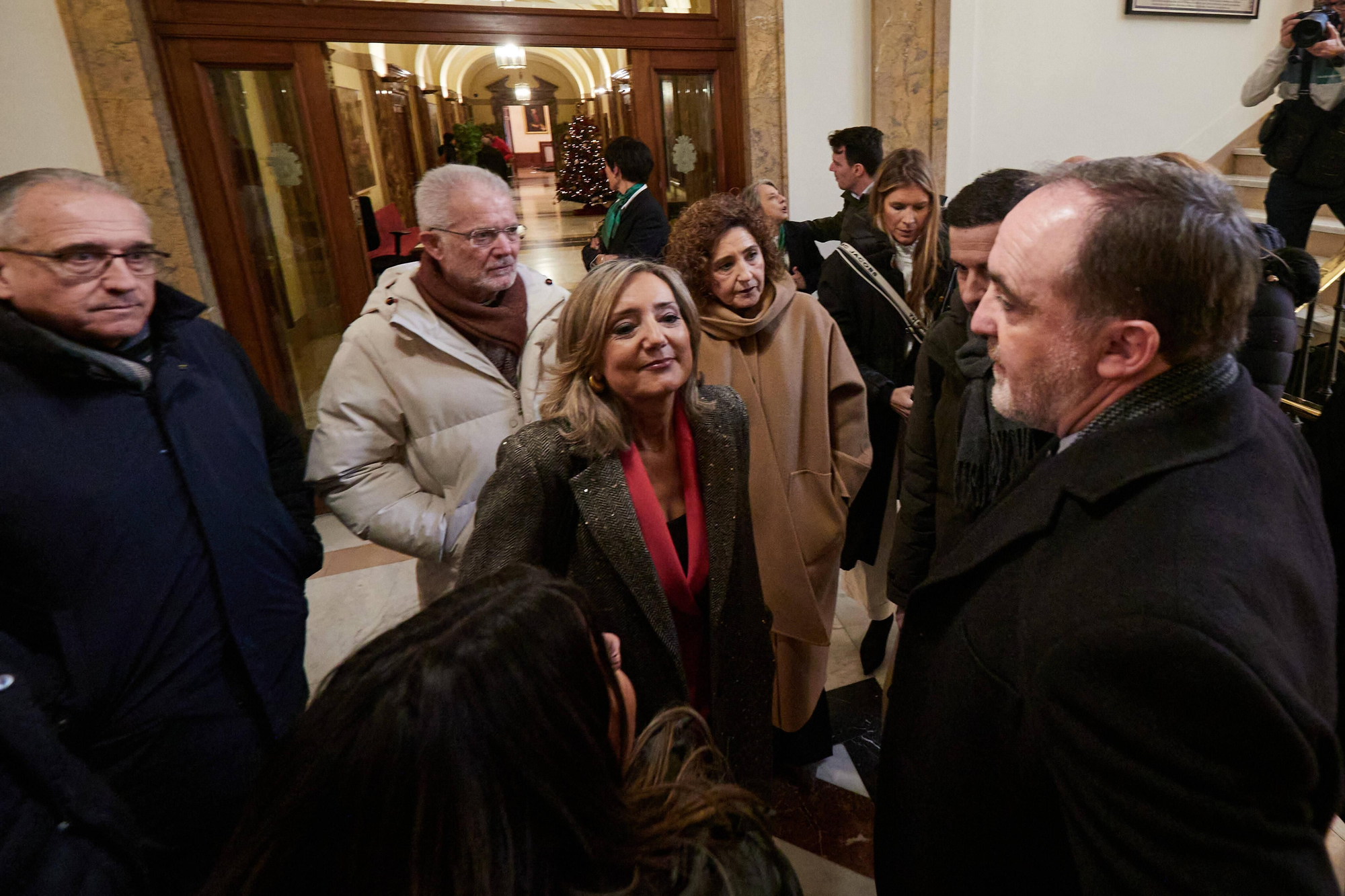Cristina Ibarrola con Javier Esparza, a la salida del pleno en el que se ha aprobado la moción de censura.