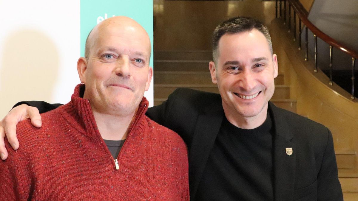 Unai Arregi, alcalde de Alonsotegi, con el dirigente de EH Bildu Iker Casanova