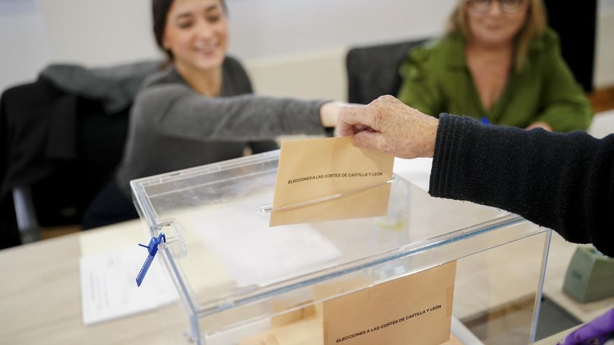 Votantes  en un colegio electoral, en Salamanca.