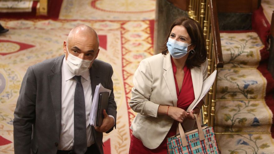 La vicesecretaria General del PSOE, Adriana Lastra, y el secretario general del PSOE en el Congreso, Rafael Simancas, tras una sesión plenaria en la que, tras la petición del Gobierno, el Pleno ha aprobado la prórroga hasta el 9 de mayo de 2021 del estado