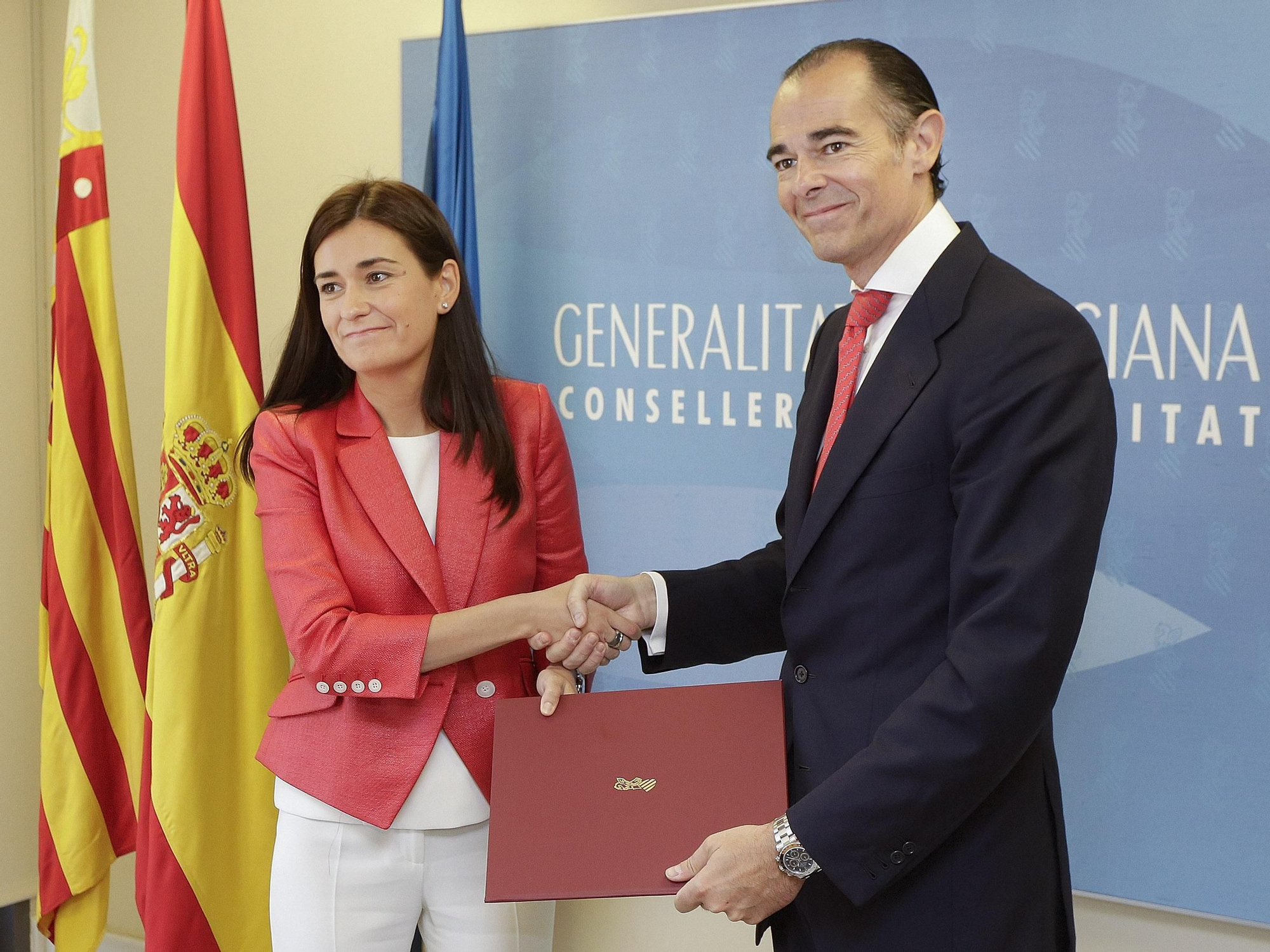 La consellera de Sanidad, Carmen Montón, recibe la cartera de su predecesor, José Manuel Llombart