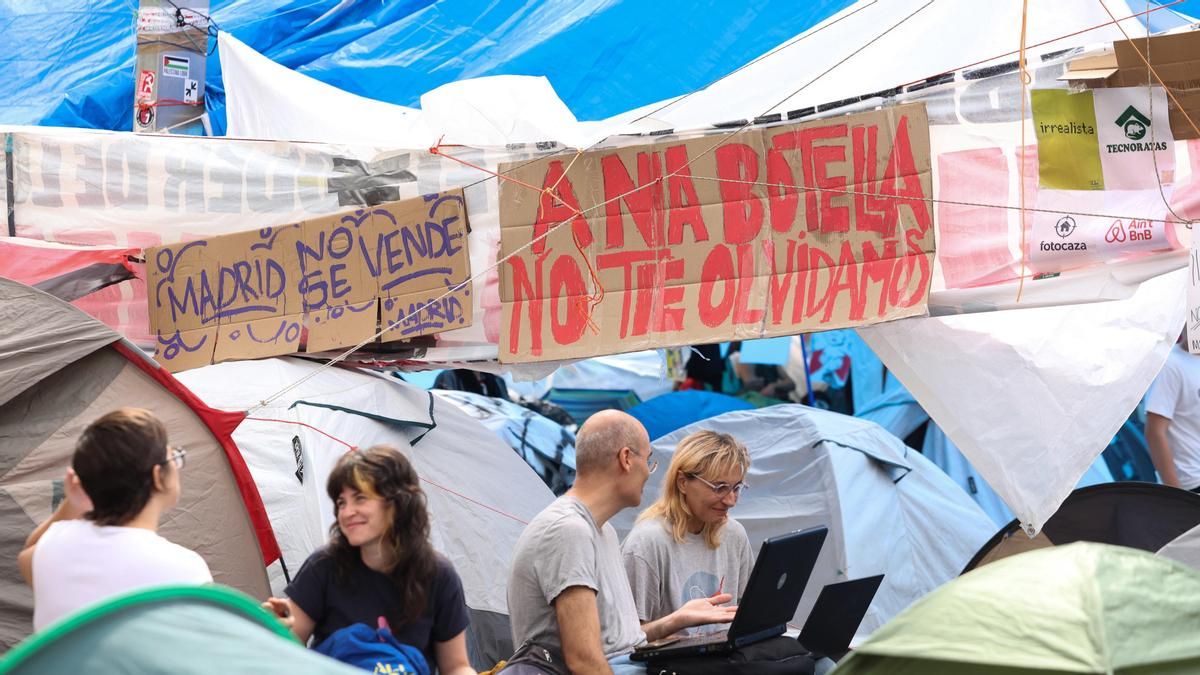 Manifestantes durante un acampe por la vivienda, en la Puerta del Sol, en Madrid.