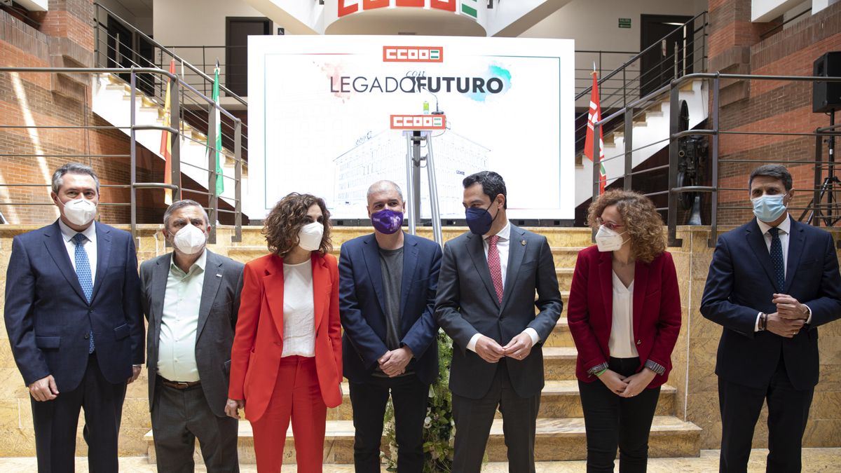 Las autoridades se hacen la foto de familia en la nueva sede de CCOO.