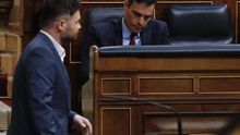 El presidente del Gobierno, Pedro Sánchez, y el portavoz parlamentario de ERC, Gabriel Rufián, en el Congreso de los Diputados.
