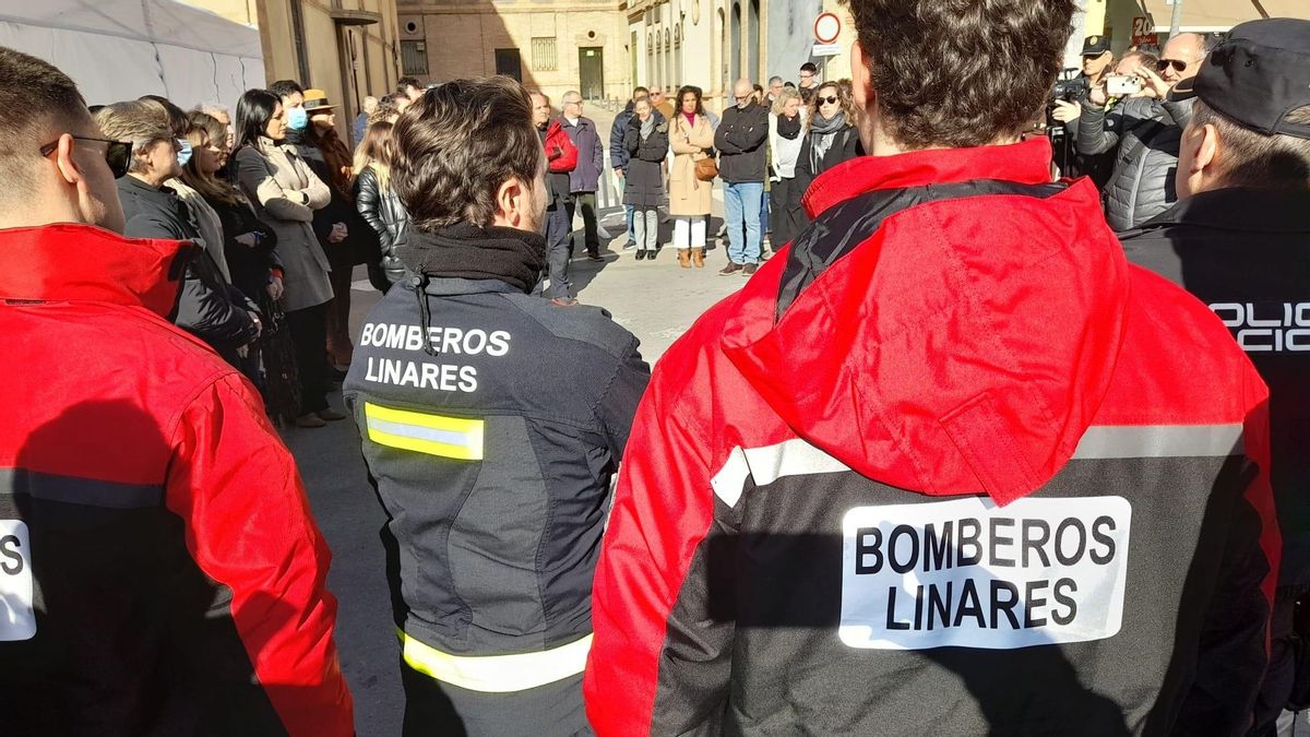 Agentes de policía, bomberos, responsables municipales y vecinos en el minuto de silencio por la muerte de tres personas en Linares.