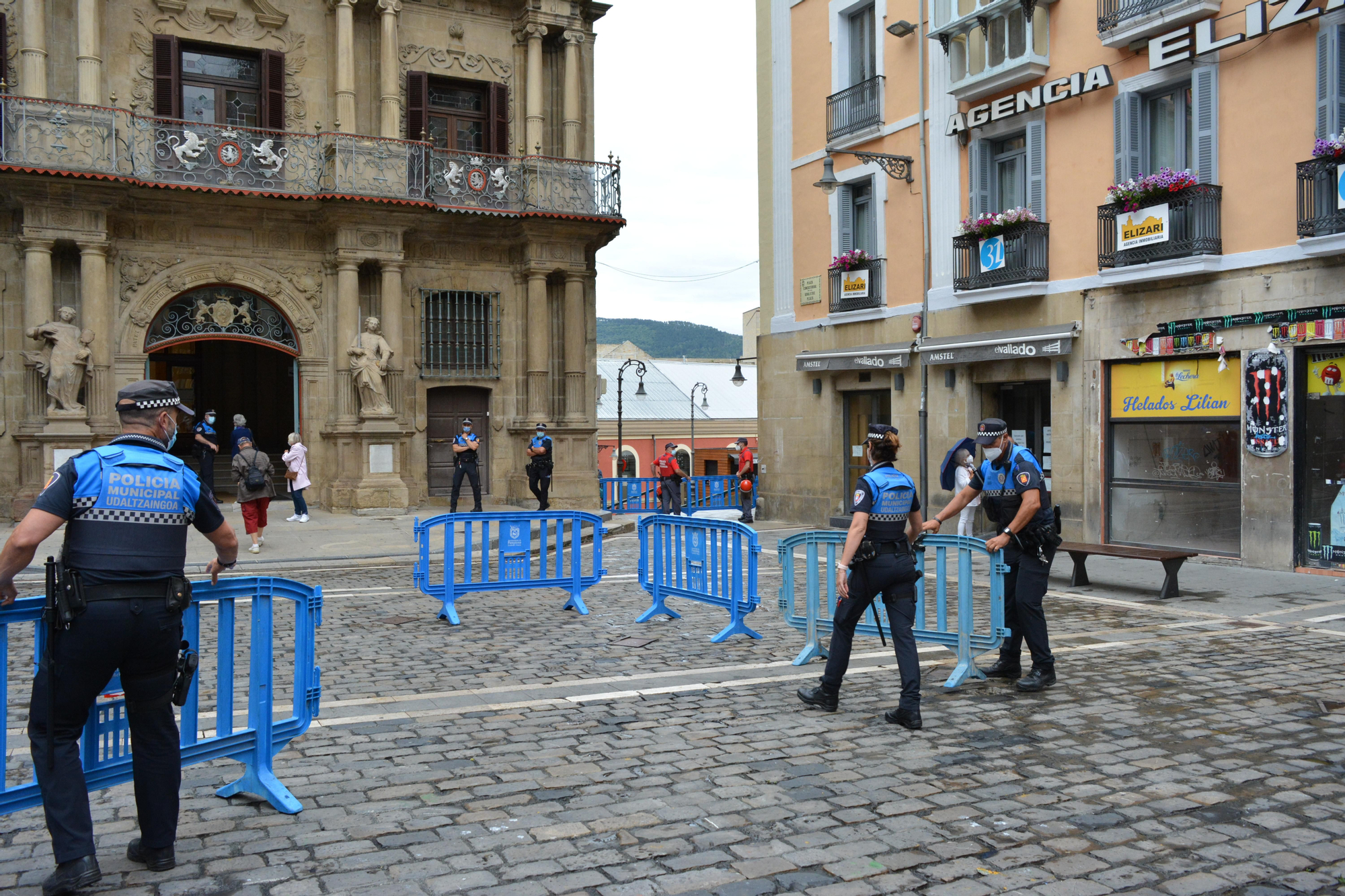 La Policía Municipal de Pamplona instala un perímetro de vallado en la plaza del Ayuntamiento para evitar aglomeraciones a las 12 del mediodía del 6 de julio
