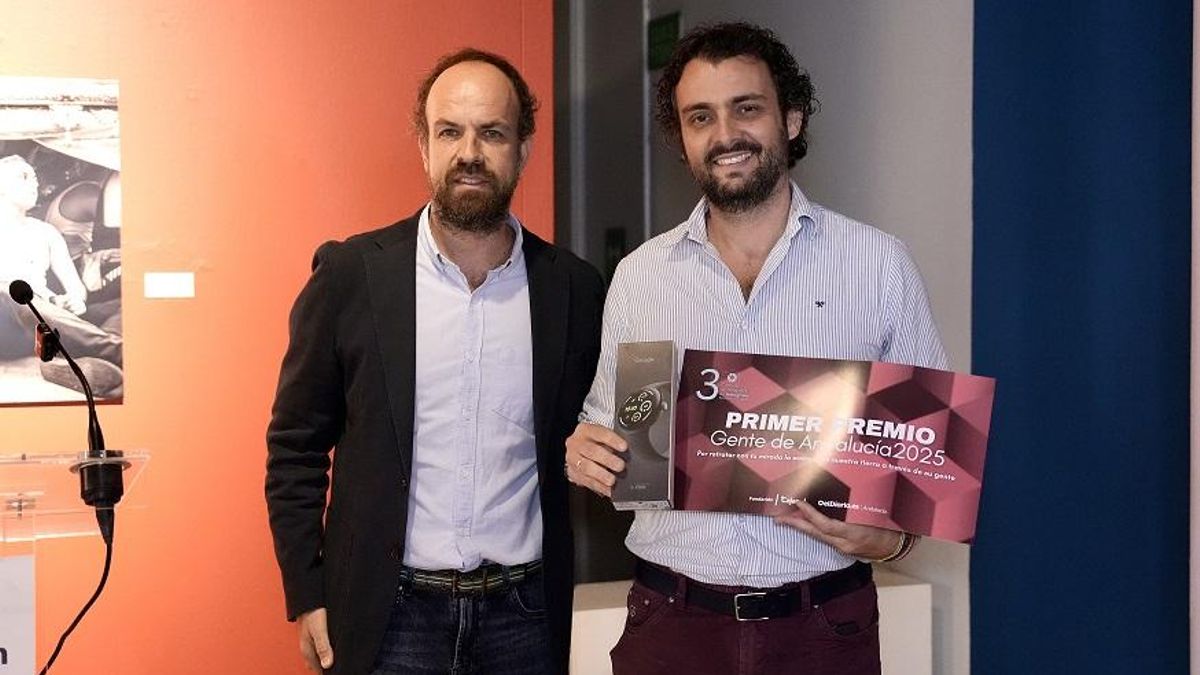 El ganador del primer premio, Fernando Fossati, junto al director de elDiario.es Andalucía, Javier Ramajo.
