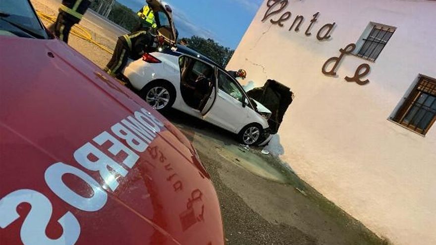 Así quedó el turismo y el restaurante de La Venta de la Tuerta tras el impacto. // Bomberos de León