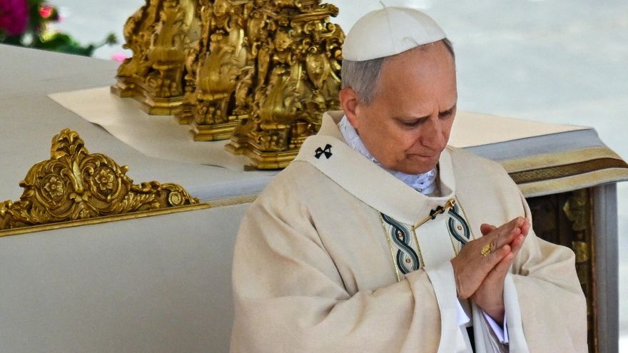 León XIV recibe conmovido el palio y el Anillo del Pescador, símbolos del poder pontificio