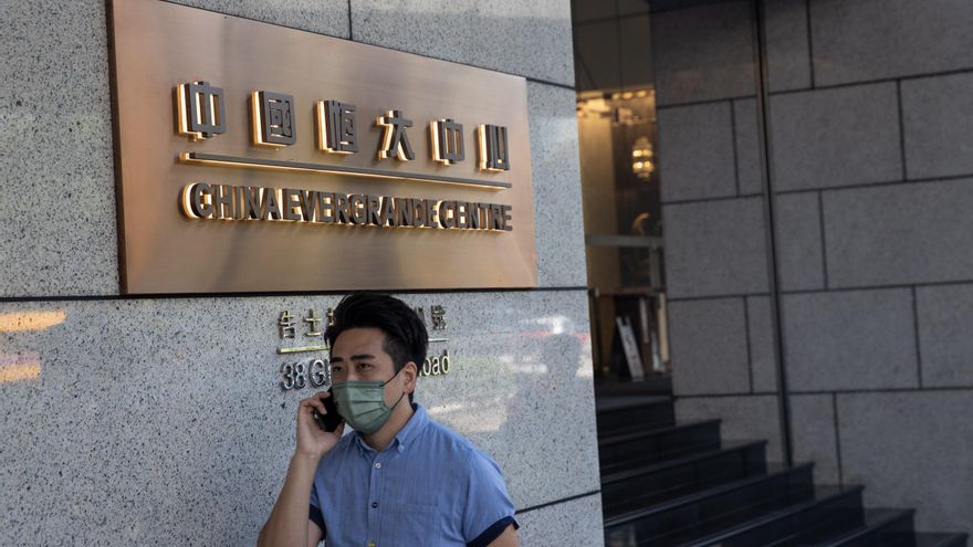AUn hombre pasa por delante del Centro  China Evergrande en Hong Kong, China. EFE/EPA/JEROME FAVRE/Archivo