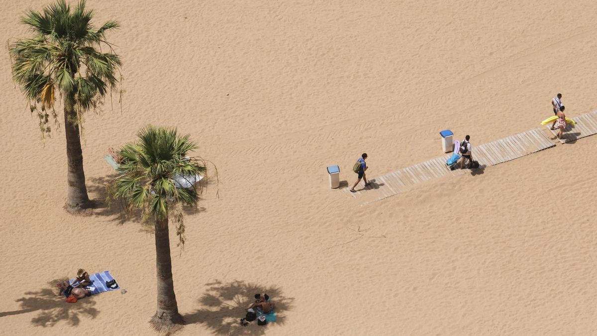 Un grupo de bañistas en la playa de Las Teresitas, en Tenerife, este fin de semana