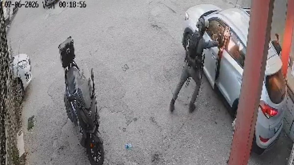 Un agente israelí lanza una granada aturdidora dentro de un coche palestino e impide salir al conductor