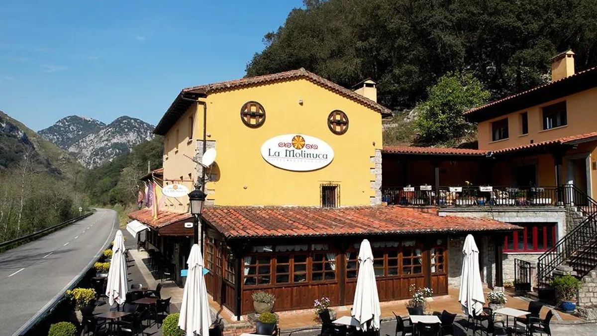 Hotel restaurante-parrilla La Molinuca, en Peñamellera Alta, en los Picos de Europa.