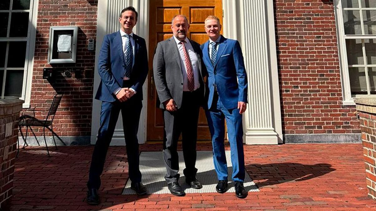 De izquierda a derecha, el vicerrector de Política Internacional y Alianzas Globales, Raúl Martín Martín, el rector de la UCLM Julián Garde, y el director del Centro de Lenguas, David Carrascosa, coincidiendo con el acuerdo de colaboración con la Universidad de Harvard