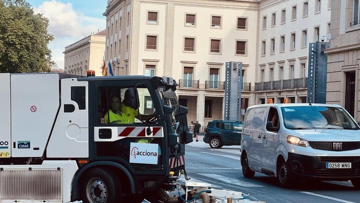 Vitoria elimina 89 madrigueras de ratas en una zona de Salburua que limpia dos veces al día por la acumulación de basura