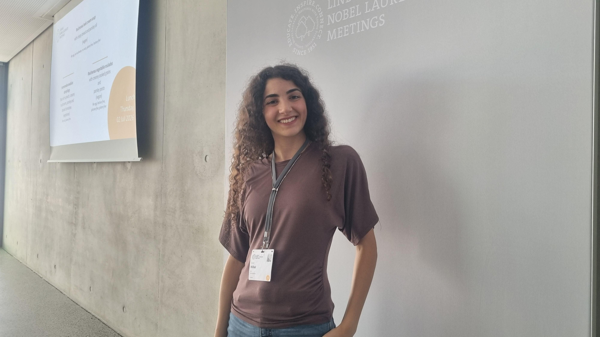Coral Hillel, biofísica canadiense que desarrolla herramientas basadas en luz para estudiar enfermedad