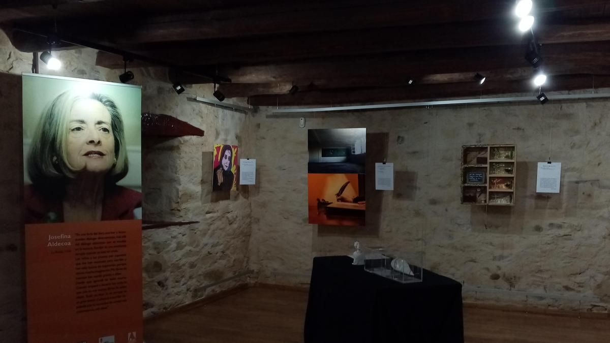 Momento de la inauguración de la exposición sobre Josefina Aldecoa en Santa Colomba de Somoza. 