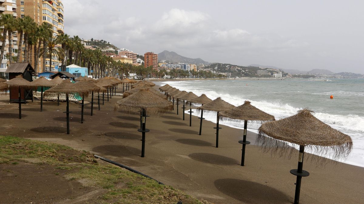 Archivo - Las playas de Málaga, vacías ante el estado de alarma por la pandemia del Covid-19