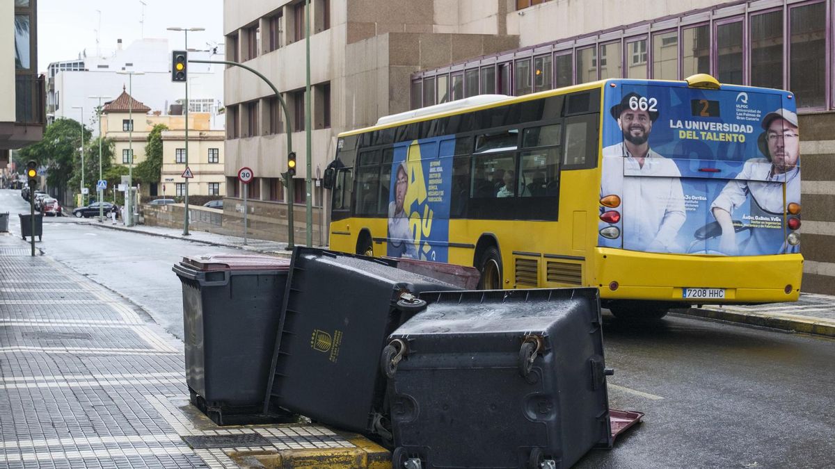 Contenedores caídos en Las Palmas de Gran Canaria. (EFE/Ángel Medina)