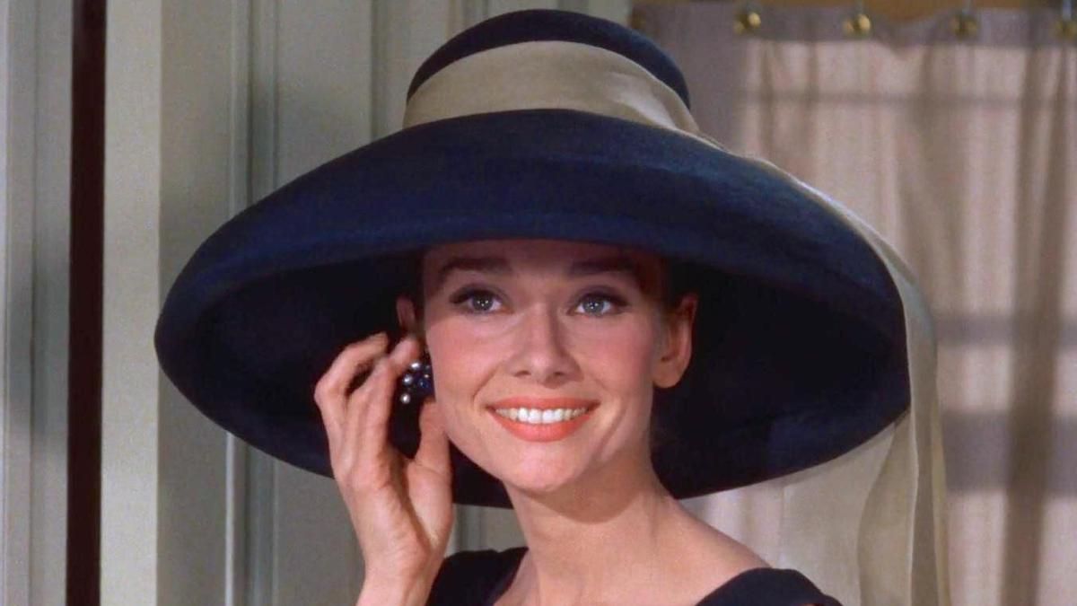 Una escena de Desayuno en Tiffany`s, protagonizada por Audrey Hepburn, paradigma de la elegancia.