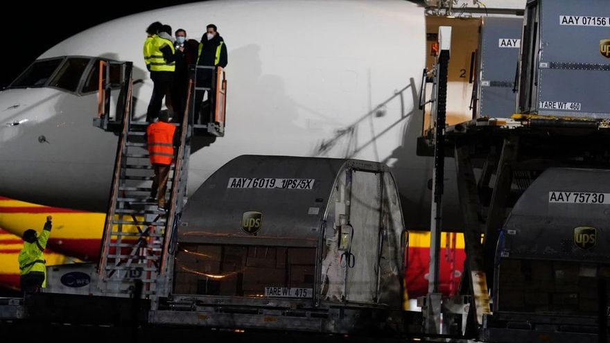 Llegan a España las más de 350.000 vacunas de Pfizer que debieron entregarse este lunes