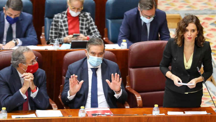 La presidenta de la Comunidad de Madrid, Isabel Díaz Ayuso, interviene en un pleno de la Asamblea de Madrid, a 11 de noviembre de 2021, en Madrid, (España). La sesión plenaria está marcada por un Pleno monográfico sobre la utilización de la figura de la c