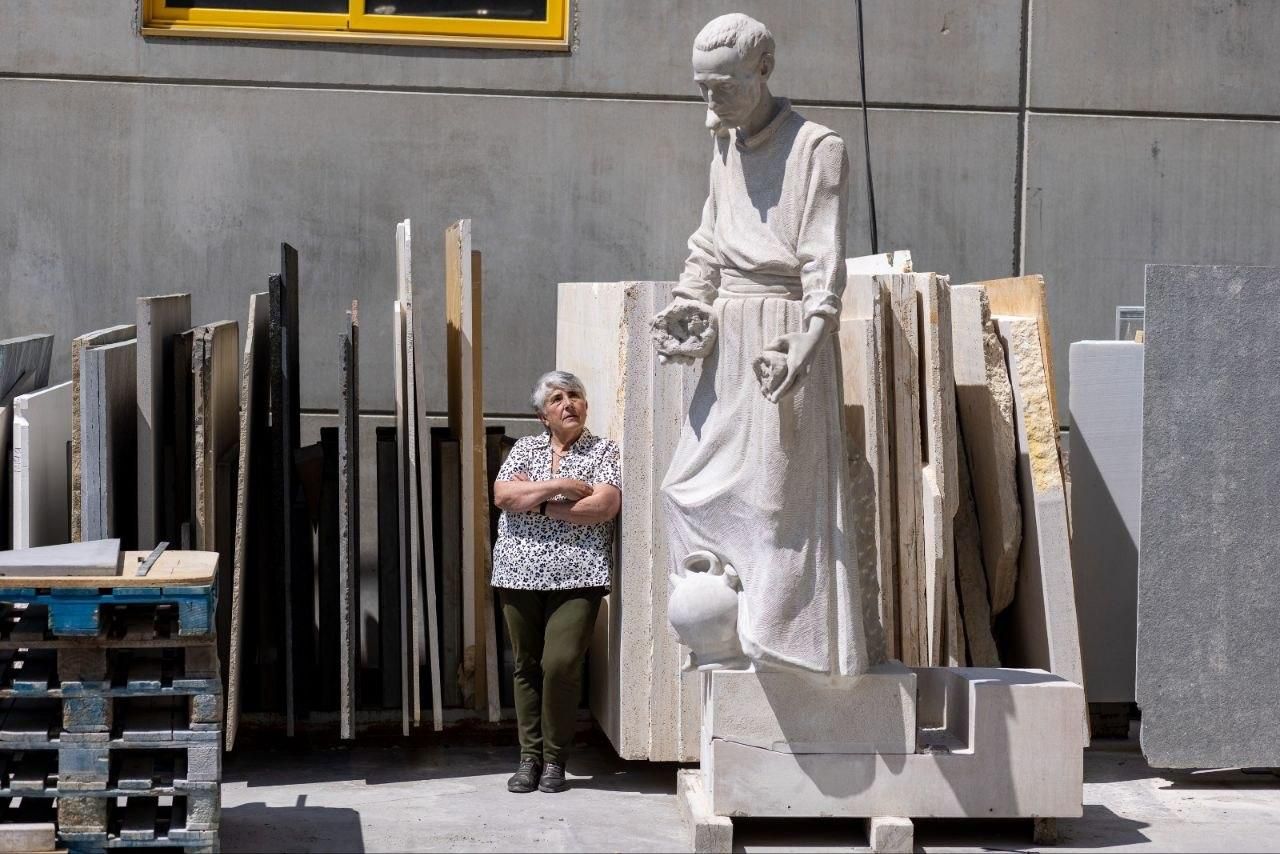 Mercè Riba, junto a su talla de Sant Josep Oriol