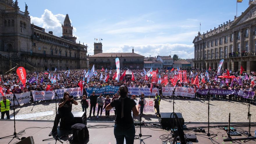 Miles de personas claman en Santiago contra el desmantelamiento de la sanidad: "Más recursos y menos discursos"