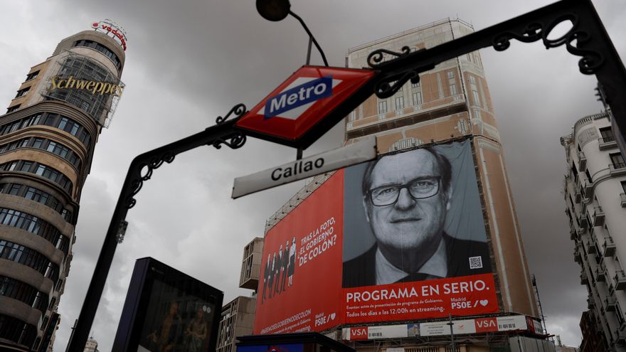 Un cartel electoral gigante del candidato del PSOE a la Presidencia de la Comunidad de Madrid, Ángel Gabilondo, es colocado en la fachada de uno de los edificios de la madrileña plaza de Callao. La Comunidad de Madrid celebrará elecciones el próximo 4 de mayo. EFE/Mariscal
