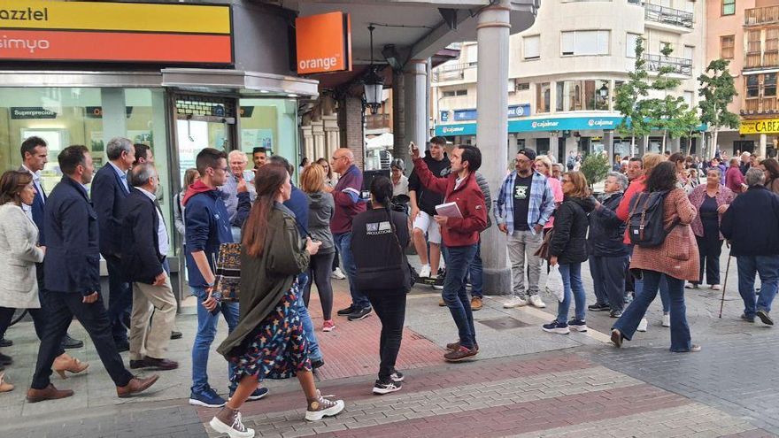 El expresidente del Gobierno paseando por La Bañeza.