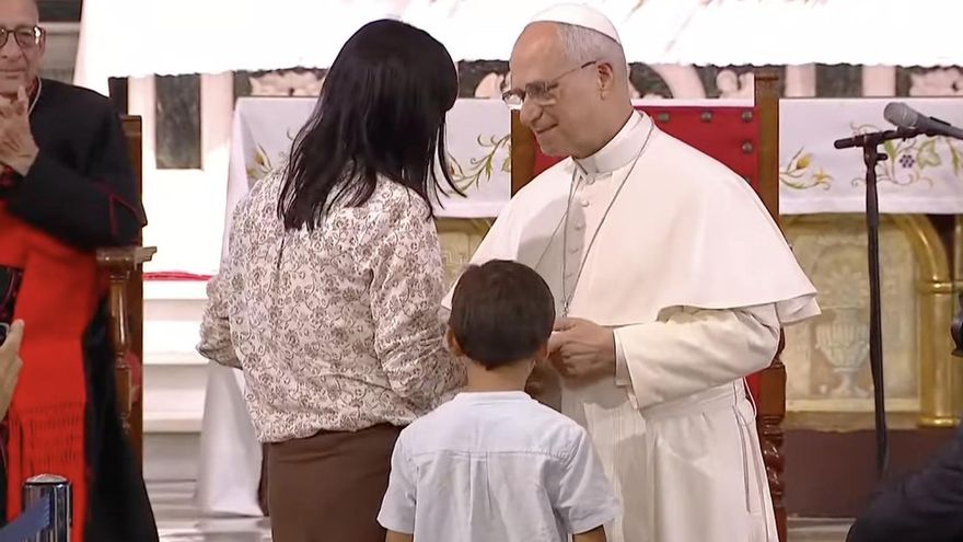 Renzo se dirige al Papa León XIV en la parroquia de Sant Agustí
