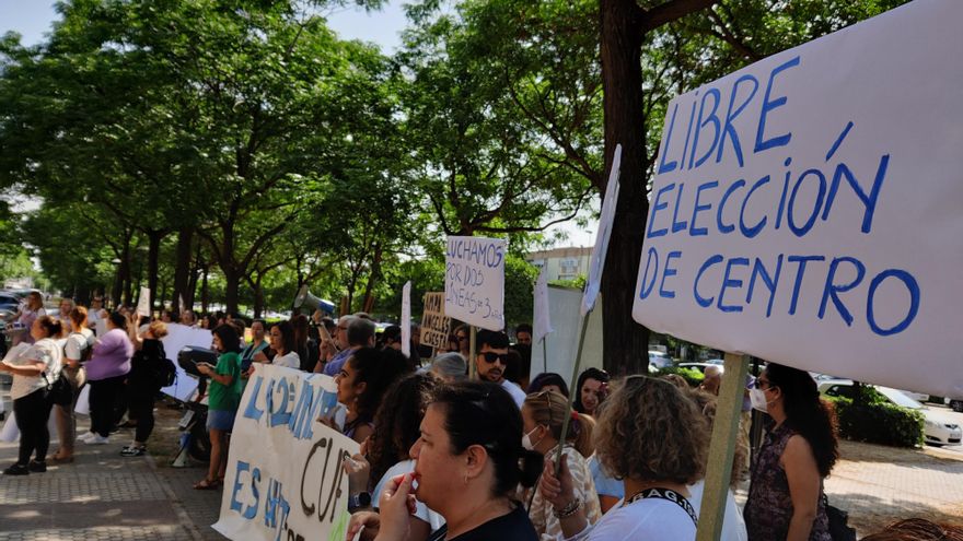 Municipios de Sevilla se manifiestan por el cierre de líneas en la educación pública