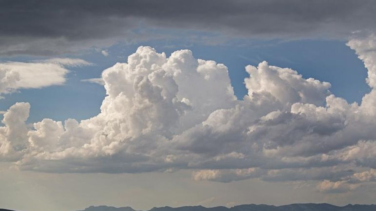 Tan común que nadie lo explica: ¿cómo puede ser que una nube flote sin problemas si pesa toneladas?