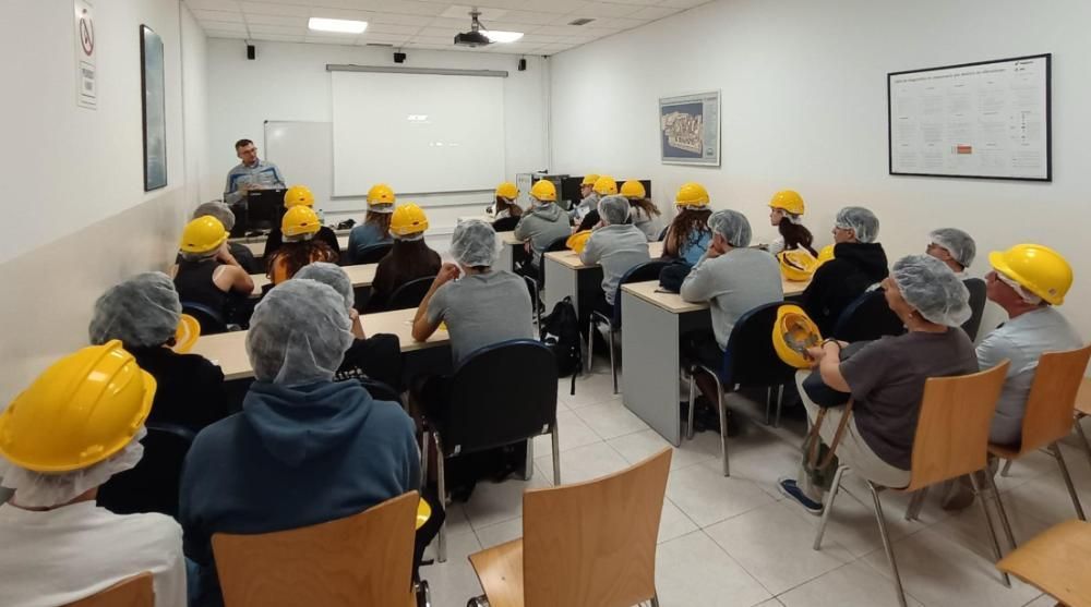 Foto de grupo de los estudiantes y docentes, en la visita a la Central Térmica Las Salinas.