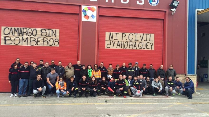 Miembros de la extinta agrupación de Protección Civil se despiden en 'caravana' por el casco urbano