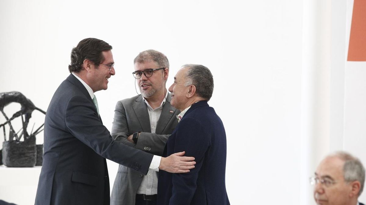 Imagen de archivo del presidente de la patronal, Antonio Garamendi (i), saludando al líder de UGT, Pepe Álvarez (d), en presencia de Unai Sordo (c) en la Moncloa.
