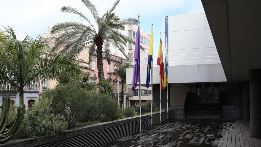 Bandera por el 8M en el Cabildo de Gran Canaria. (ALEJANDRO RAMOS)