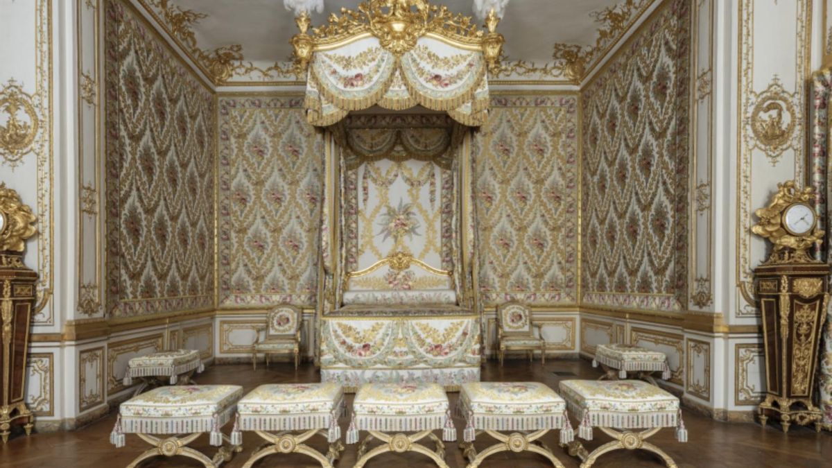 Así resucitó Versalles el dormitorio real con 30.000 horas de bordado y devolvió una escena clave de 1789
