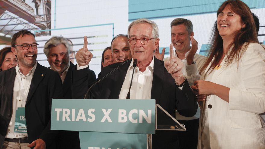 El exalcalde Xavier Trias (c), que lidera la candidatura de Junts en Barcelona, valora los resultados de las municipales en la capital catalana, en la que se impone con 11 concejales, uno más que el PSC de Jaume Collboni, que se queda con diez, con el 98,07 % de los votos escrutados. EFE/Toni Albir